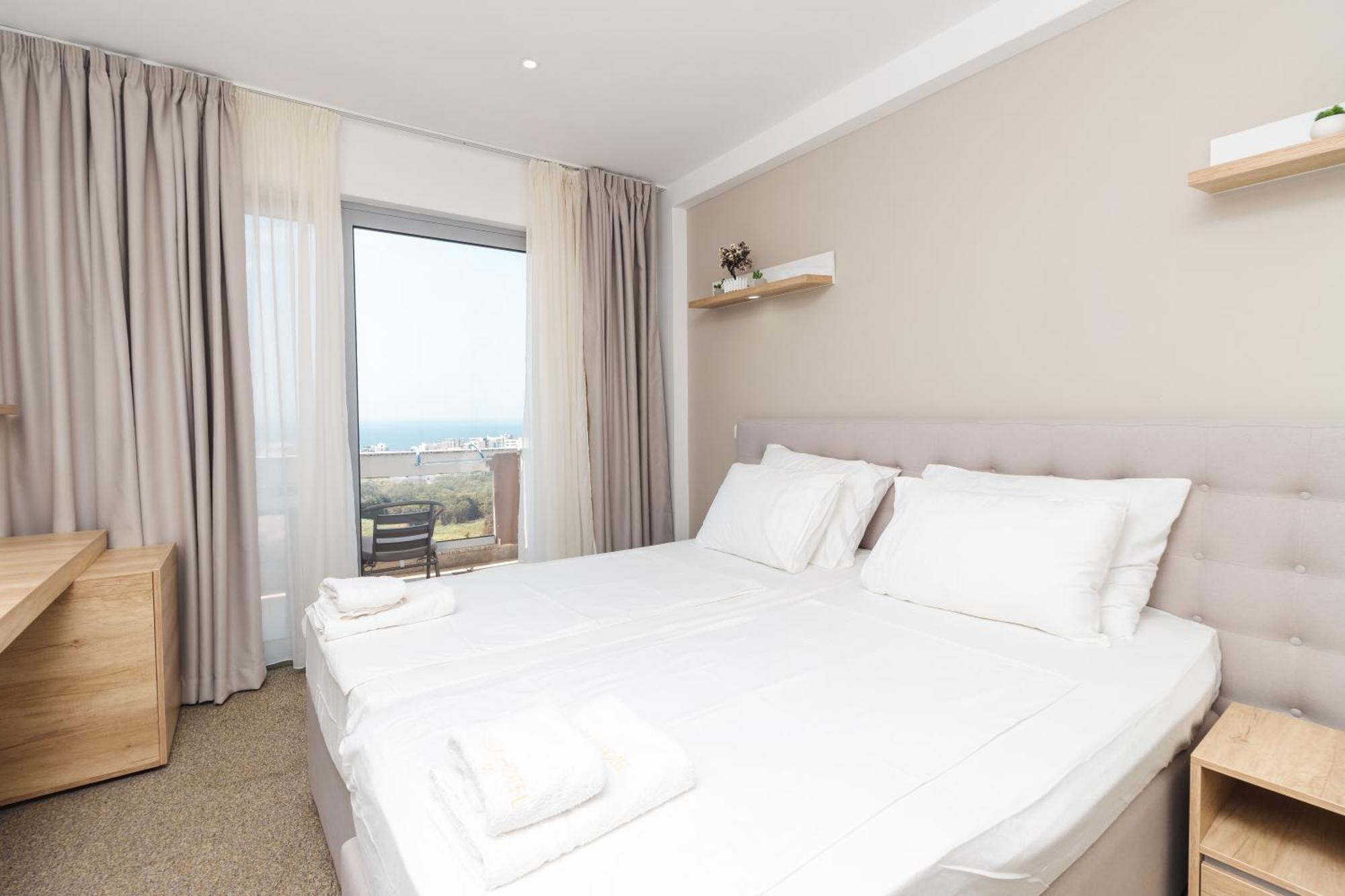 Lux Hotel M Добра-Вода Экстерьер фото