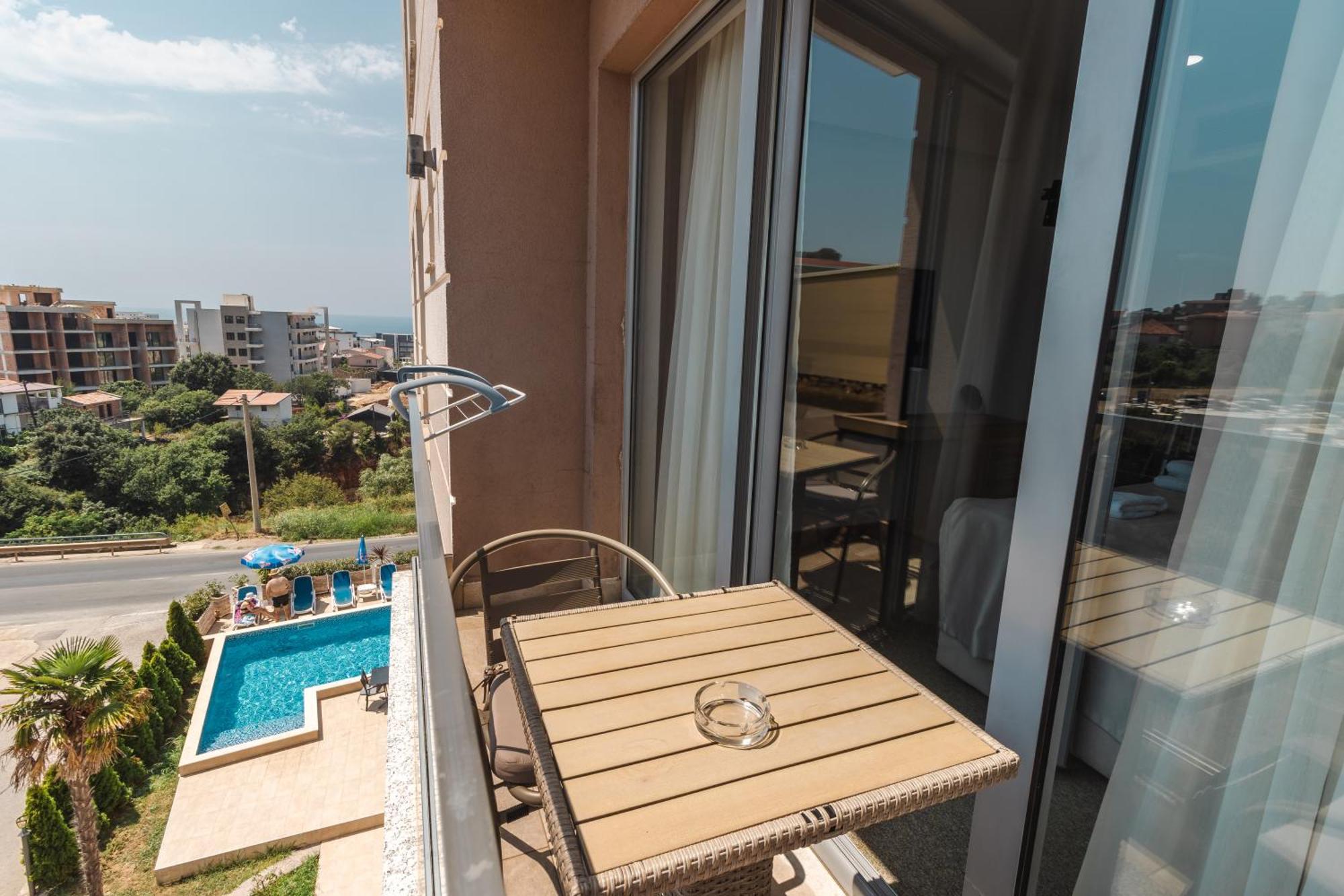 Lux Hotel M Добра-Вода Экстерьер фото