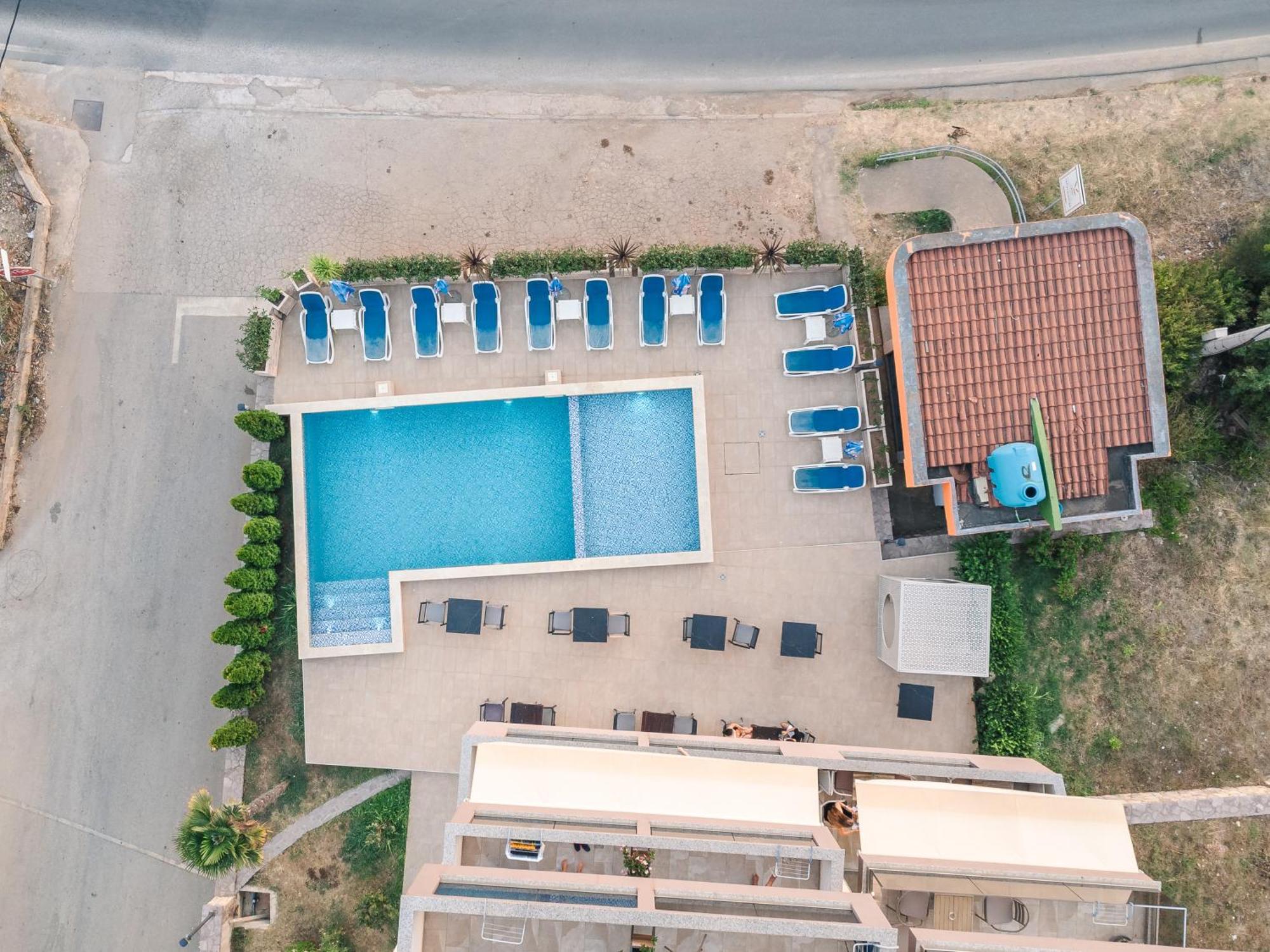 Lux Hotel M Добра-Вода Экстерьер фото