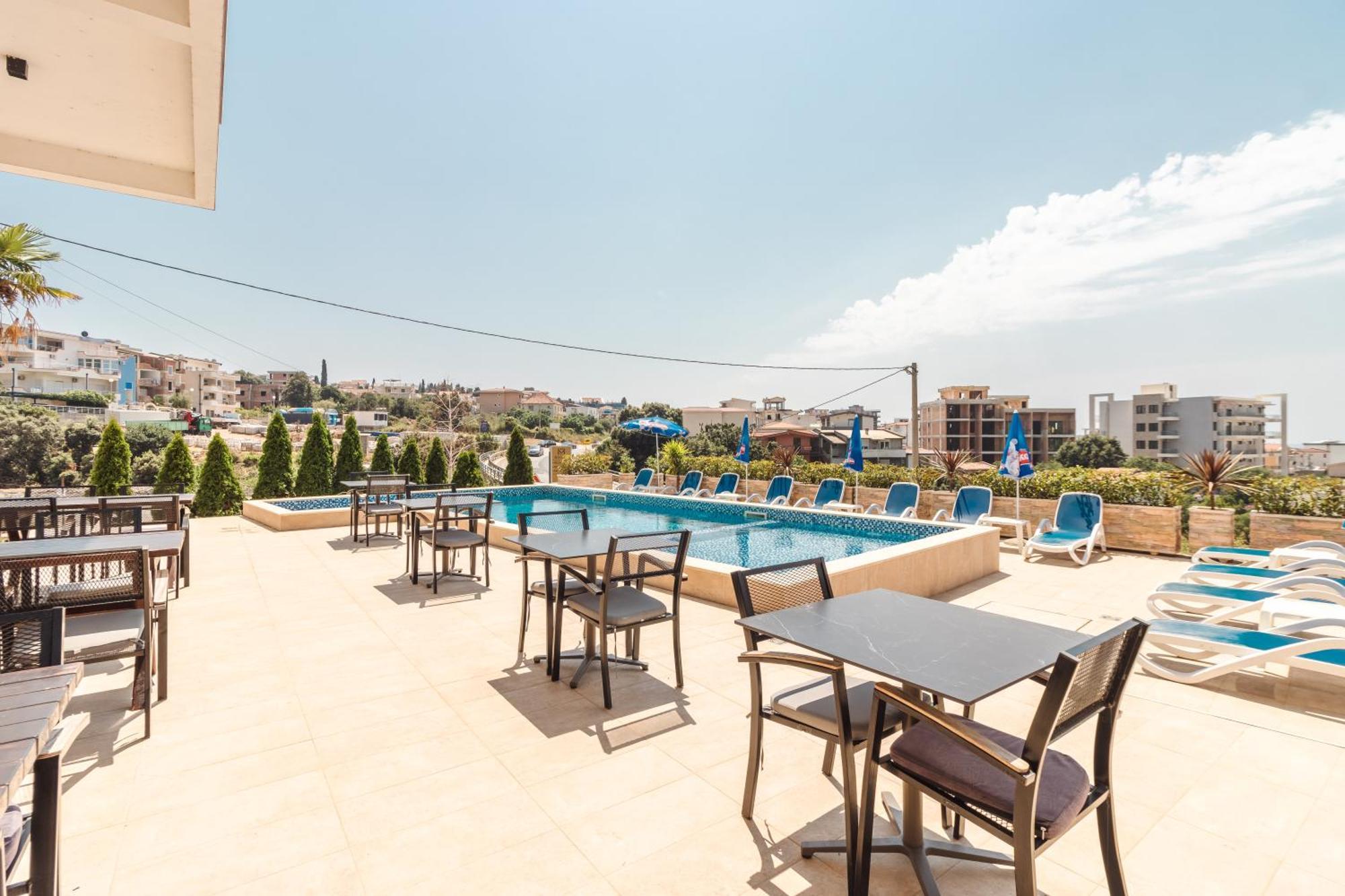 Lux Hotel M Добра-Вода Экстерьер фото