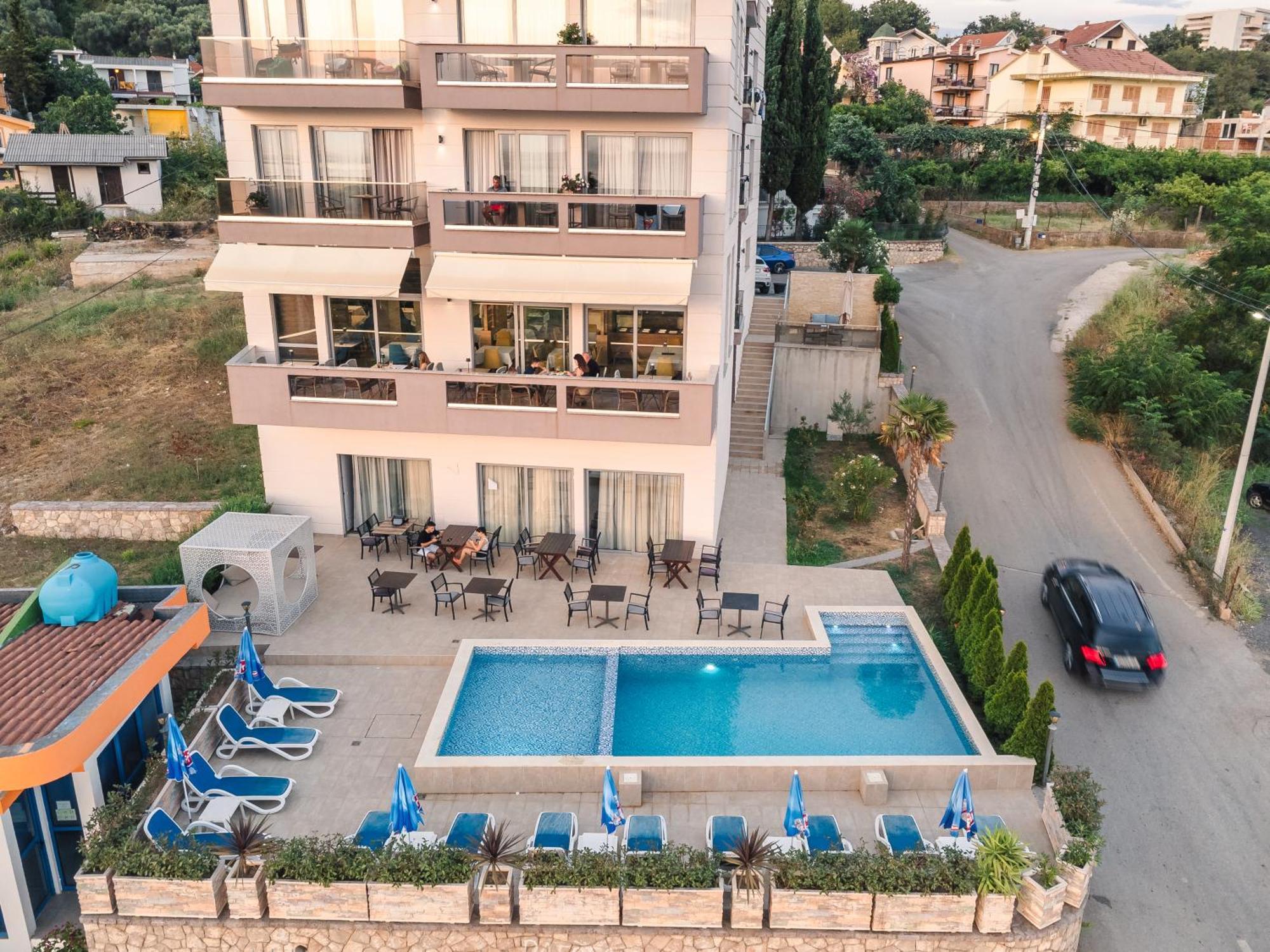 Lux Hotel M Добра-Вода Экстерьер фото